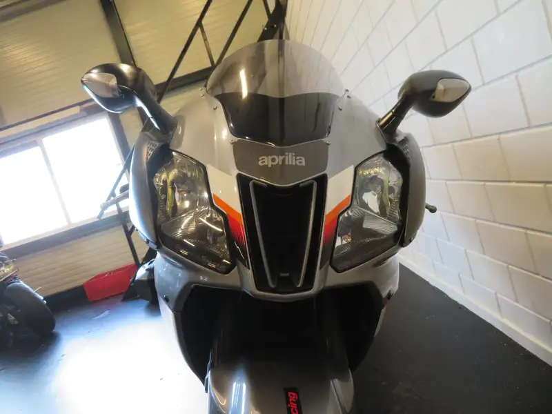Aprilia RSV 1000 R - foto 4