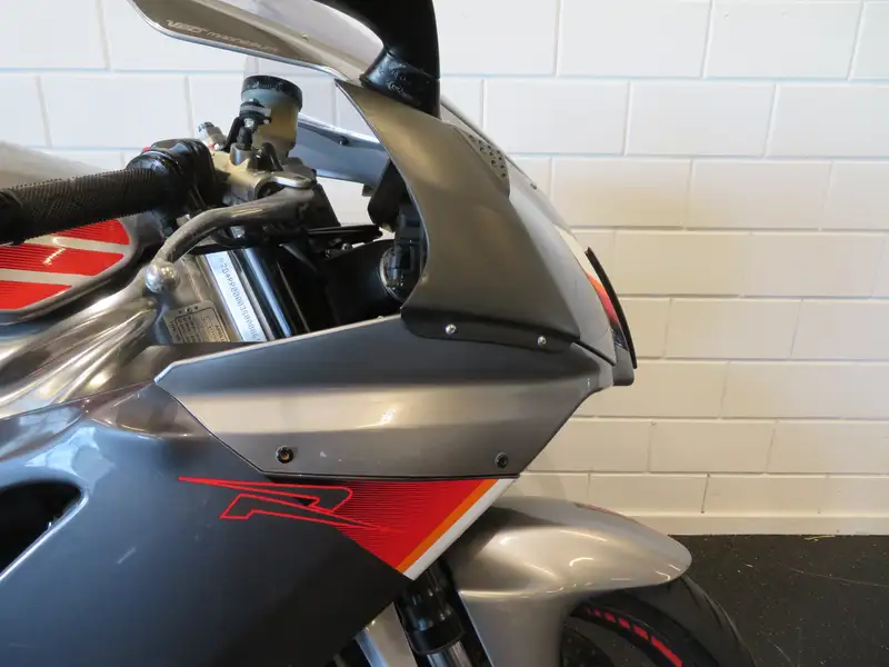 Aprilia RSV 1000 R - foto 6