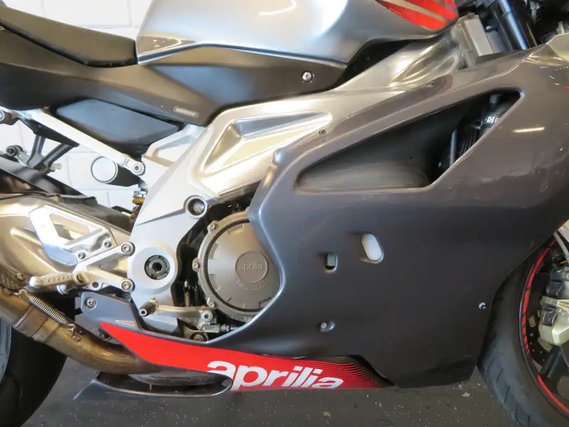 Aprilia RSV 1000 R - foto 7