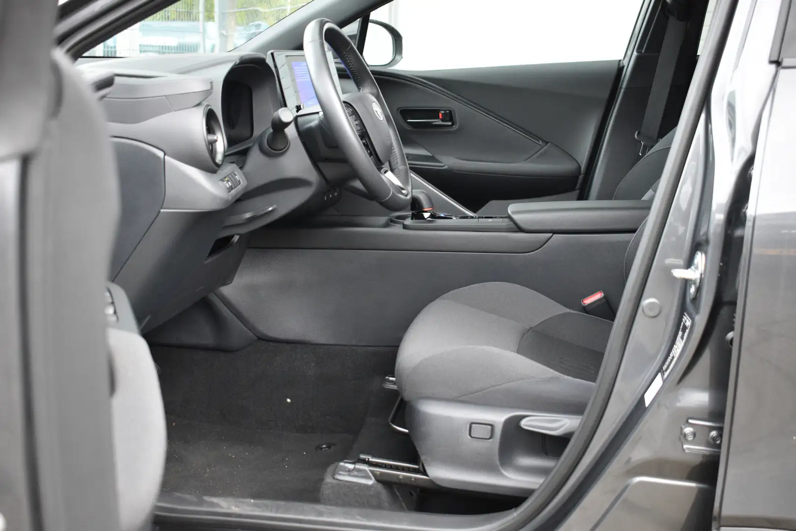 Toyota C-HR 1.8 Hybrid 140 Dynamic Plus Limited Automaat 140pk Grijs - 2