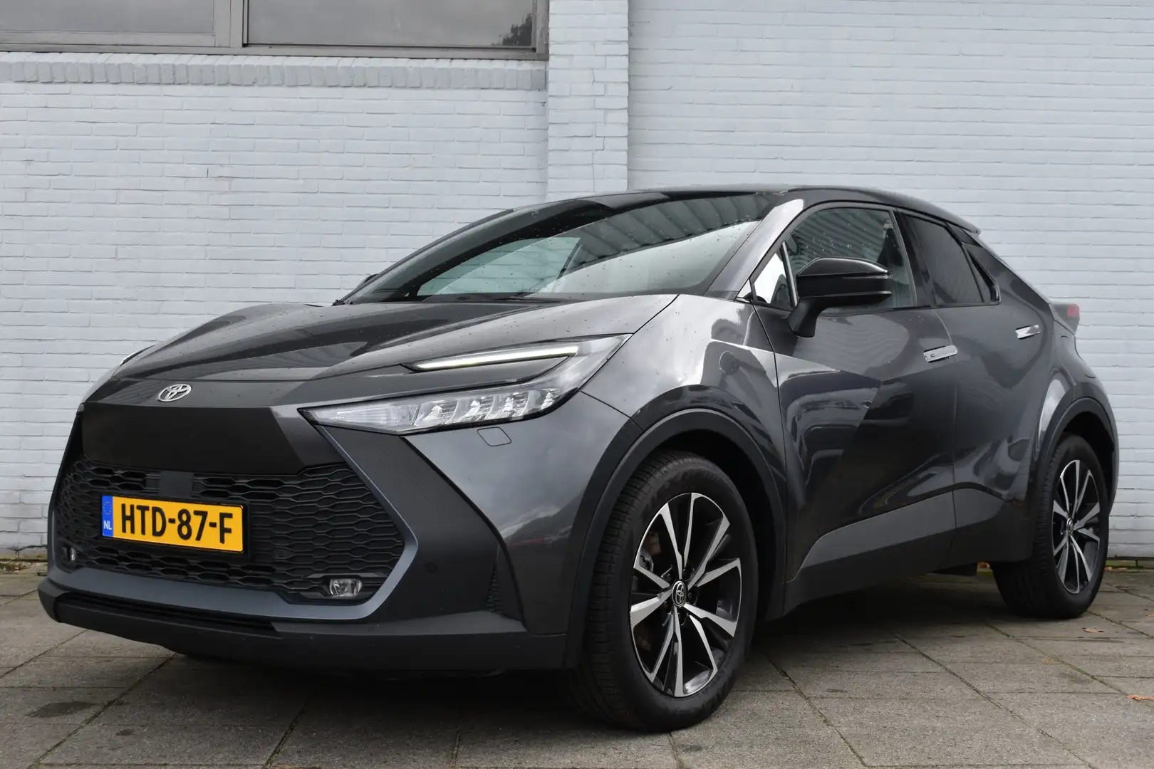 Toyota C-HR 1.8 Hybrid 140 Dynamic Plus Limited Automaat 140pk Grijs - 1