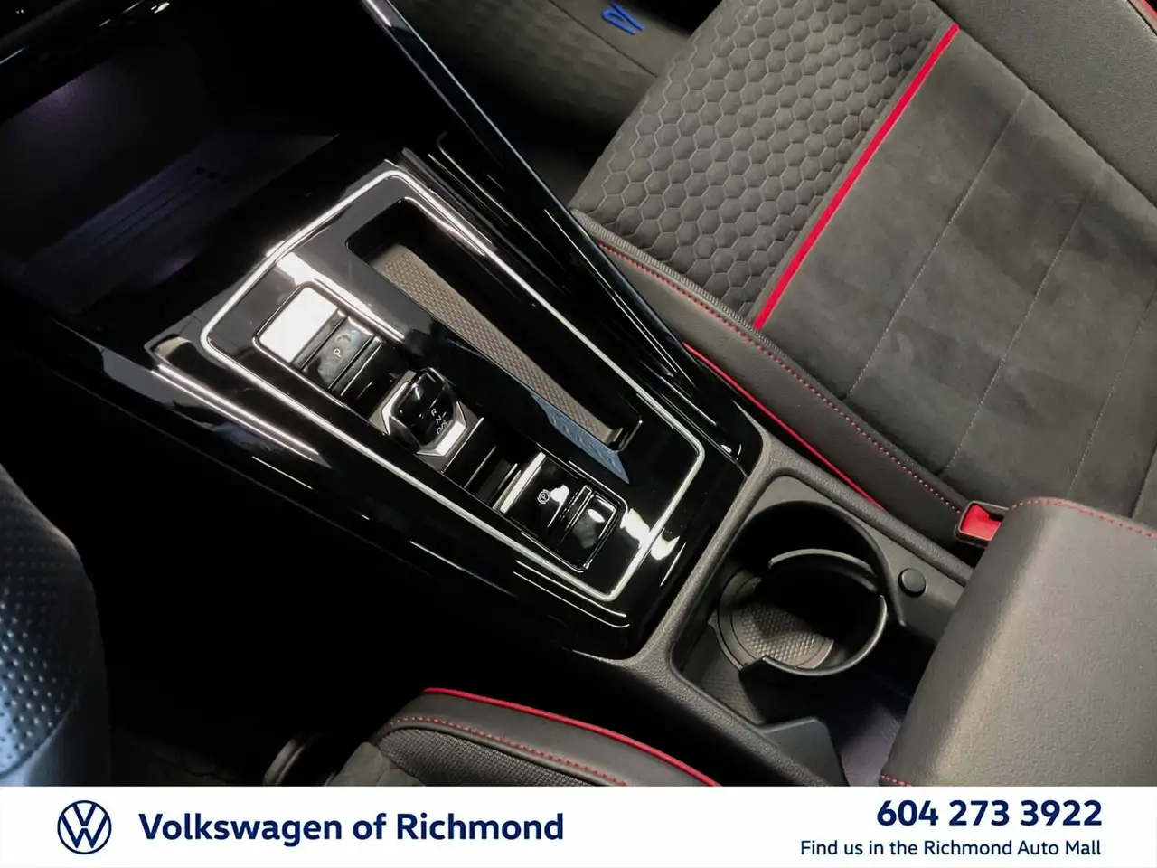 Volkswagen Golf GTI снимка Volkswagen Golf GTI