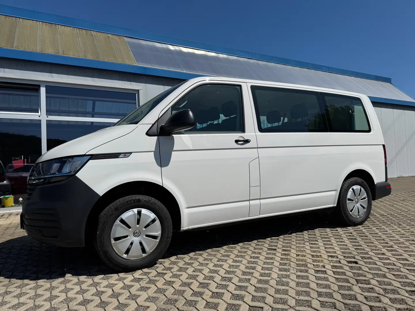 Volkswagen T6.1 Transporter Kombi 6-Sitzer 1te Hand Climatic Weiß - 1