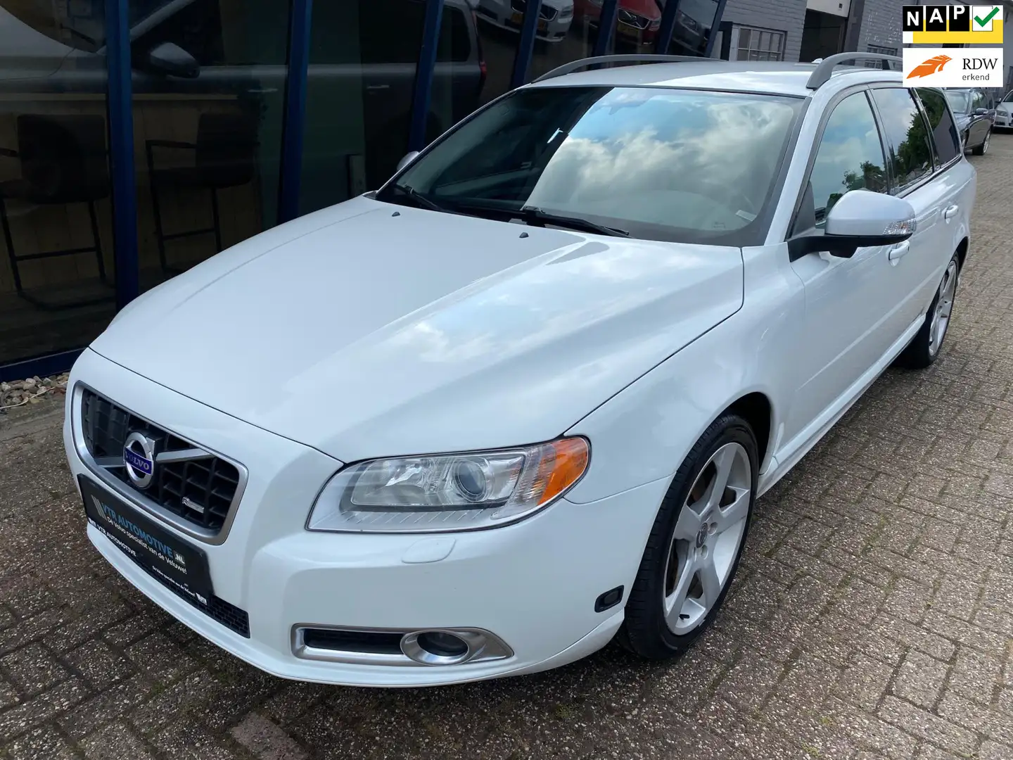 Volvo V70 2.5FT R-Design 230PK LEER / XENON / TREKHAAK / PDC Blanc - 1