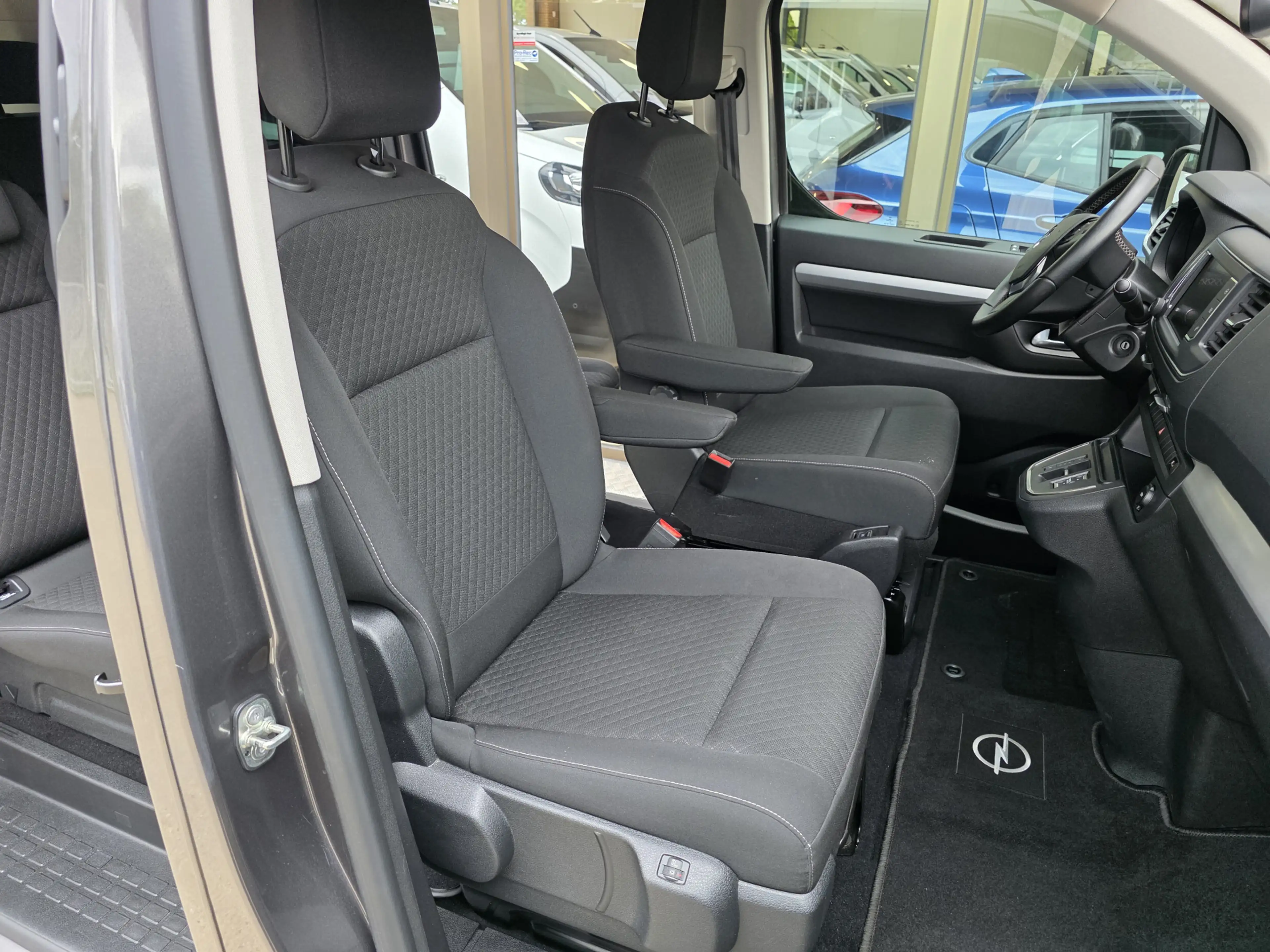 Peugeot e-Expert /Opel Zafira-e L2 Innovation 50 kWh Links & Rechts — photo 15