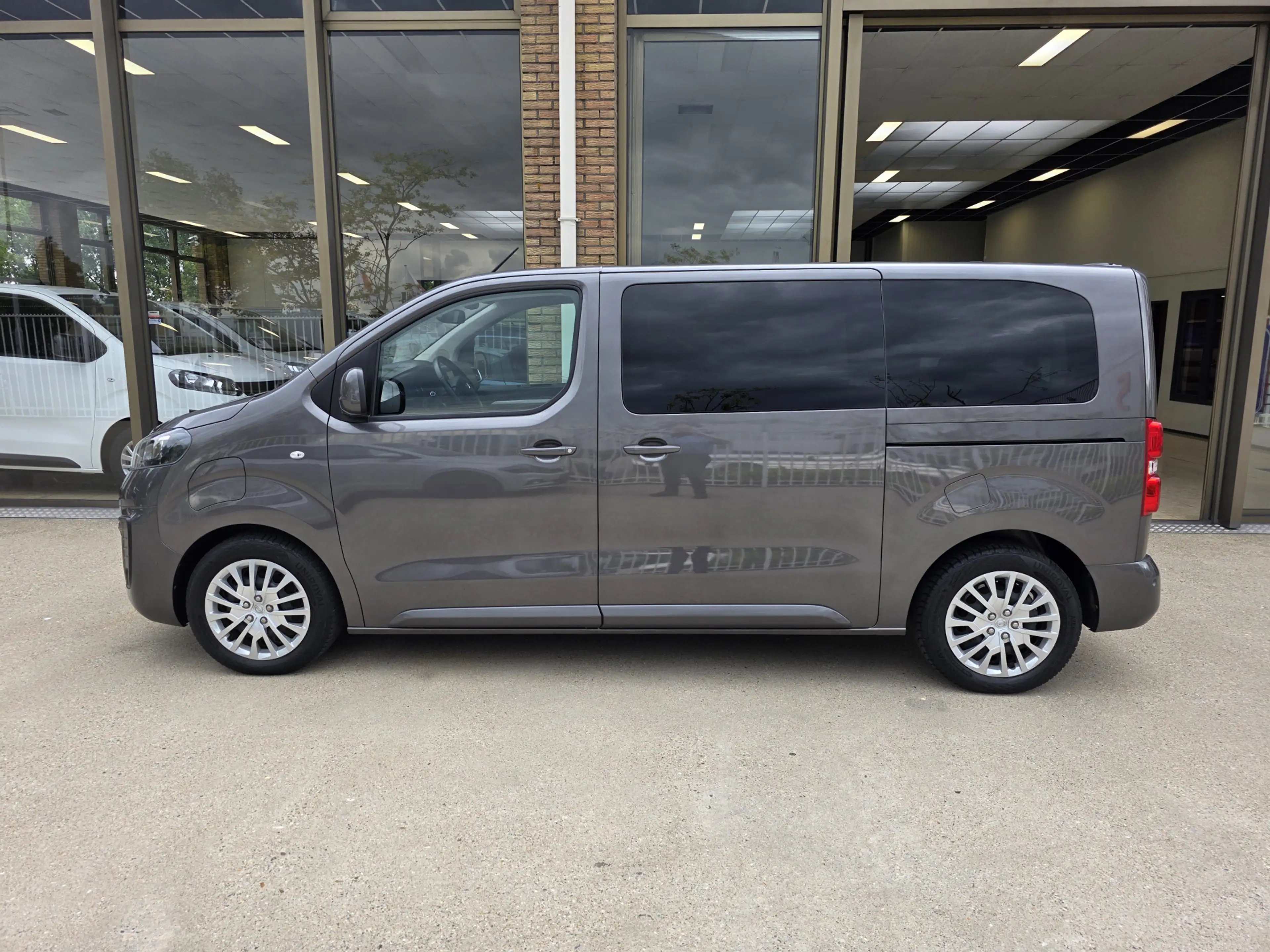 Peugeot e-Expert /Opel Zafira-e L2 Innovation 50 kWh Links & Rechts — photo 7