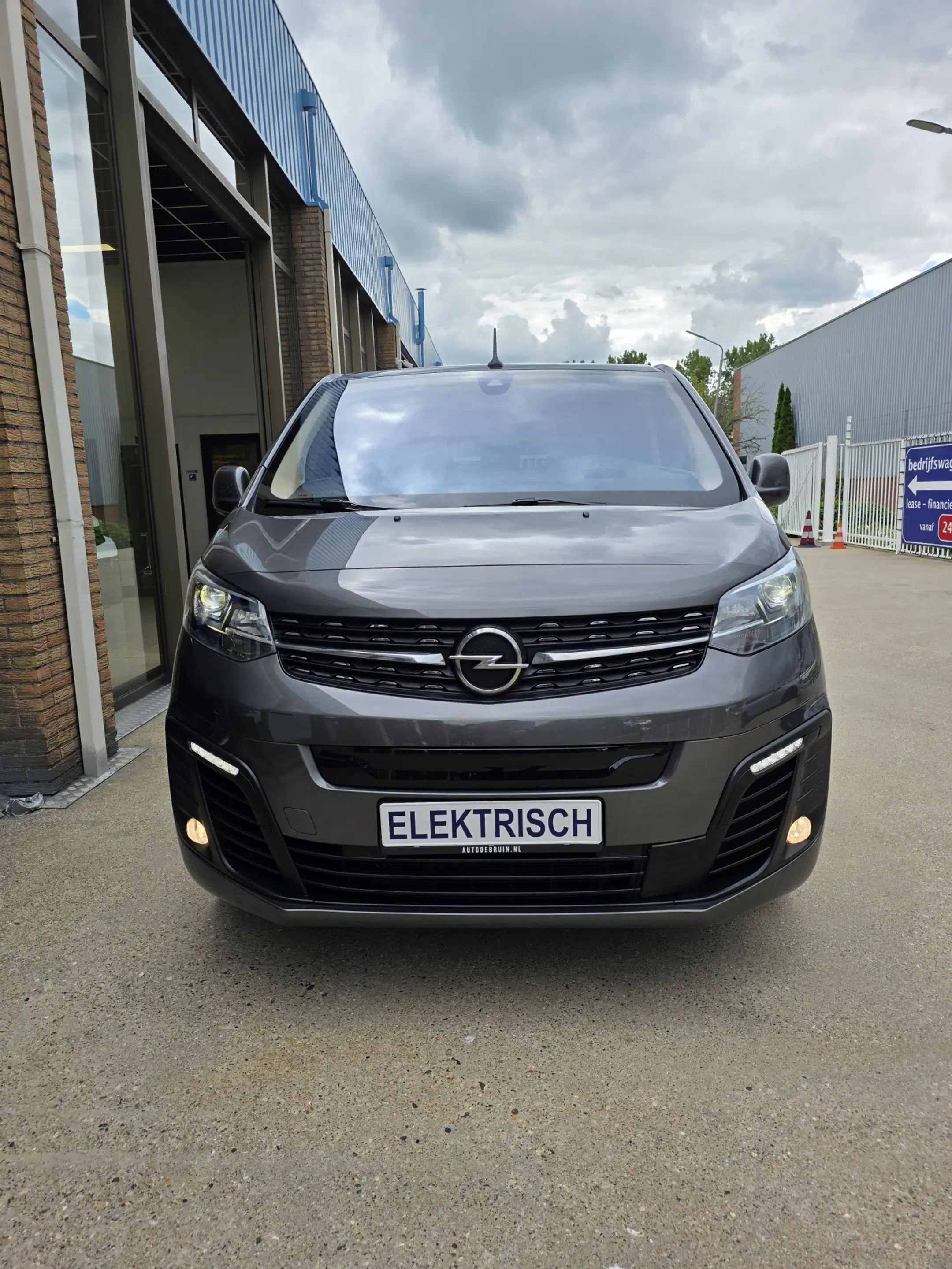 Peugeot e-Expert /Opel Zafira-e L2 Innovation 50 kWh Links & Rechts — photo 2