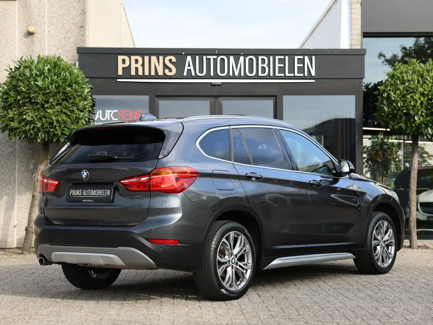 BMW X1 sDrive18i X-Line|Pano|Keyless|Trekhaak - 2