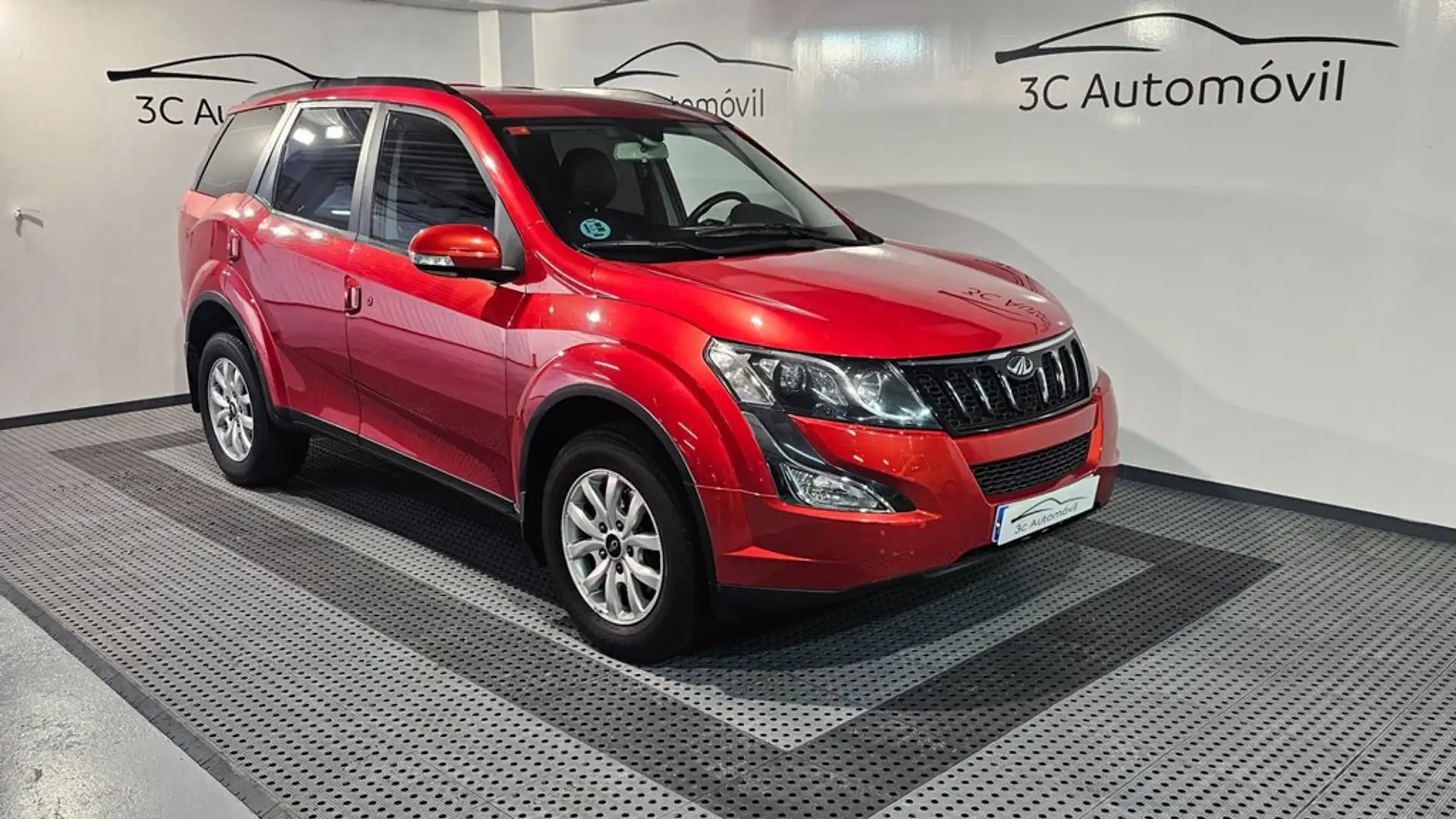Mahindra XUV500 FWD (4X2) W8 - 7 plazas Rot - 1