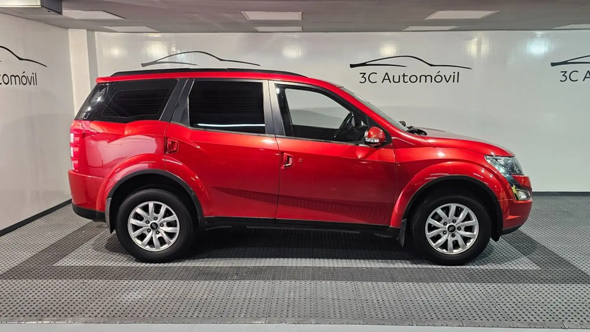 Mahindra XUV500 FWD (4X2) W8 - 7 plazas Rot - 2