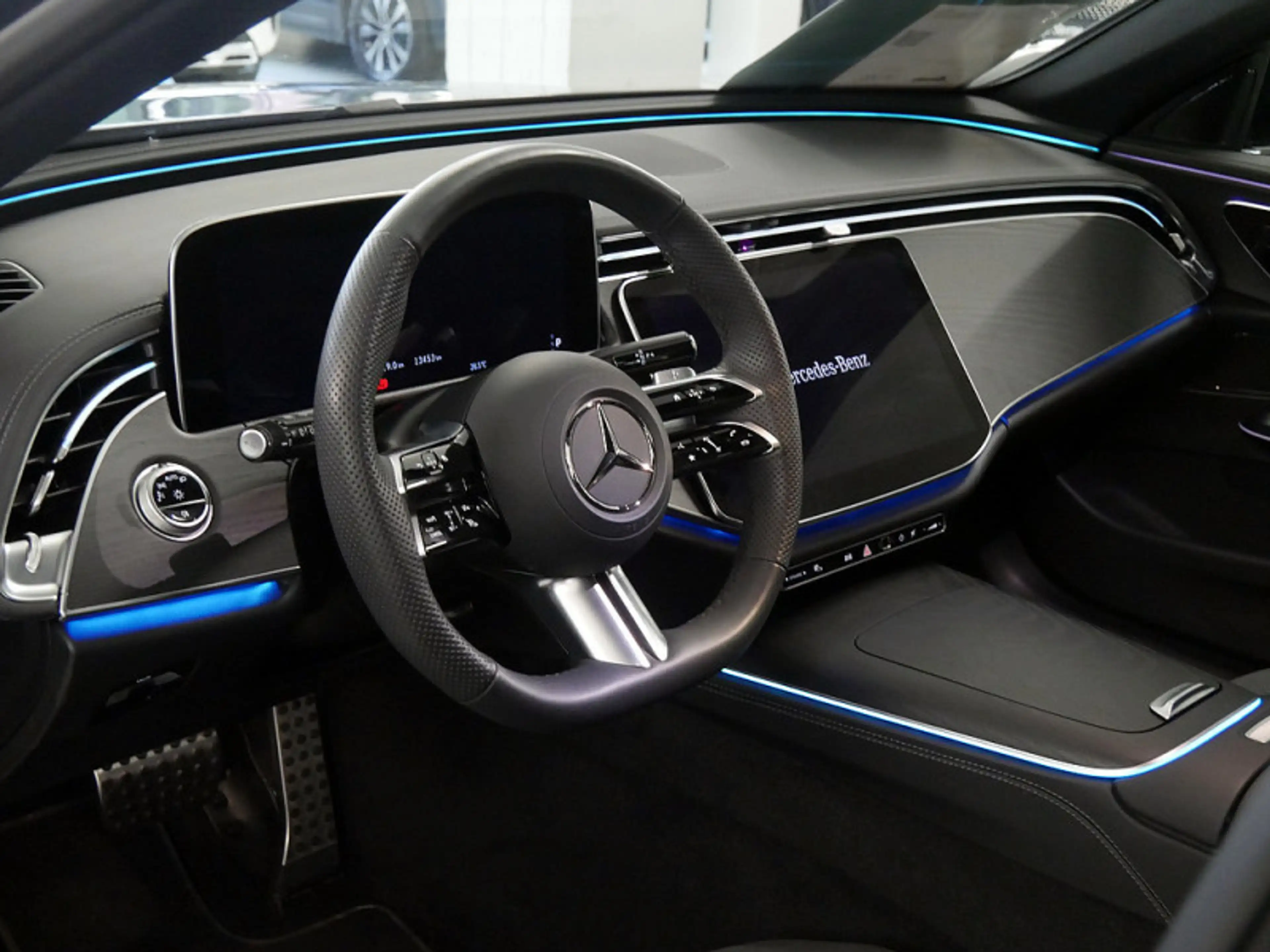 Mercedes-Benz E 200 T , AMG NIGHT AHK DISTR KAMERA PANO SPUR — photo 15