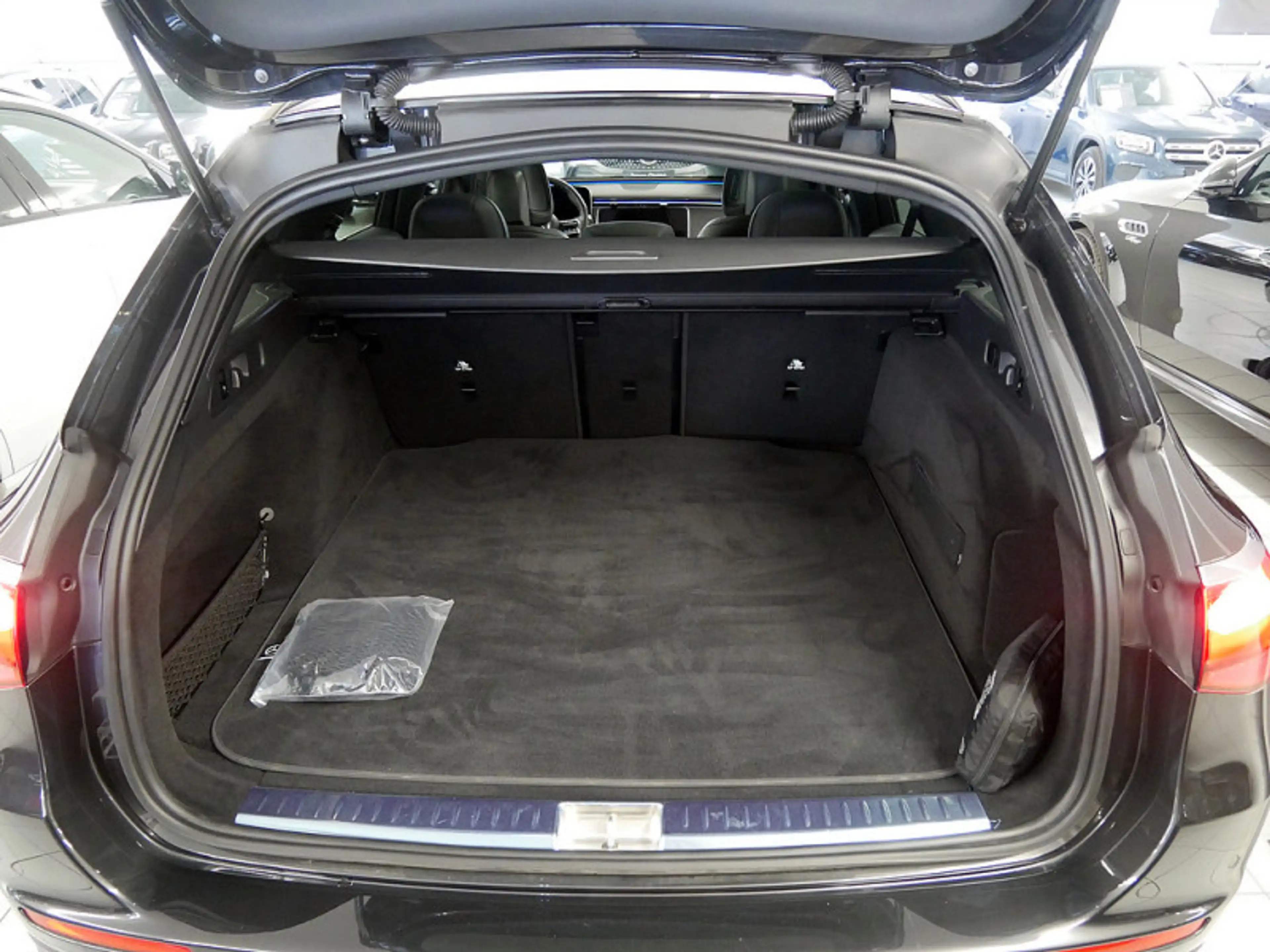 Mercedes-Benz E 200 T , AMG NIGHT AHK DISTR KAMERA PANO SPUR — photo 13