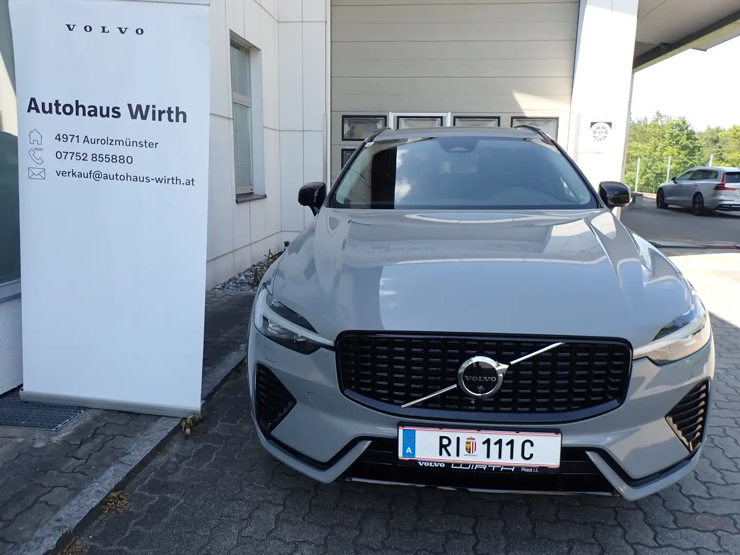 Volvo XC60 T6 AWD Rech. Plus Dark /Licht/Fahrerass./Harman Grau - 2