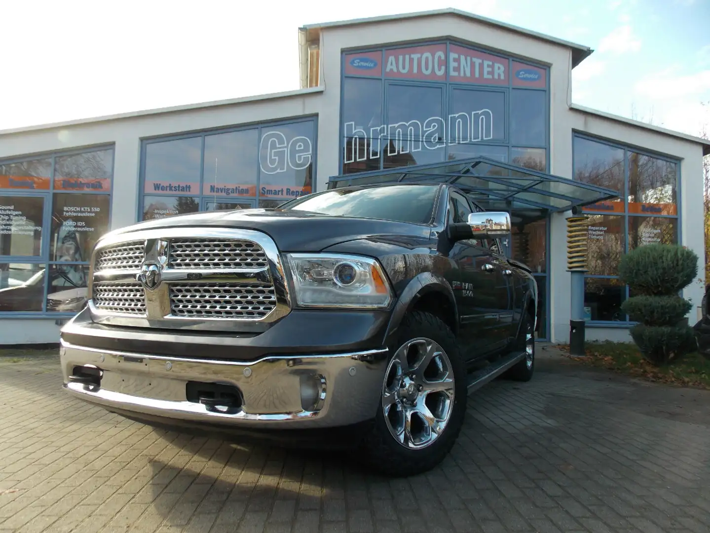 Dodge RAM 1500 5,7 Hemi Laramie 4x4 Grau - 1