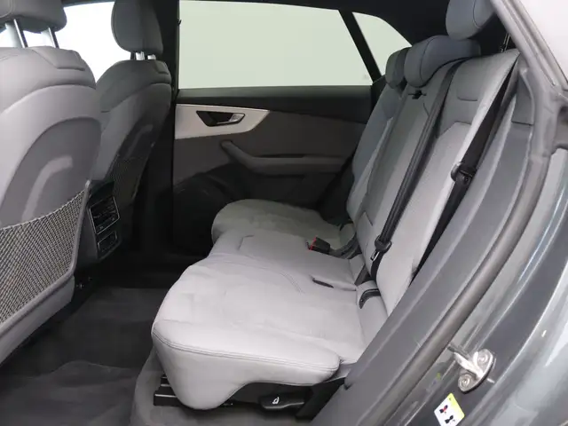 Audi Q8 view 10