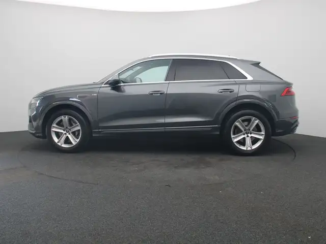 Audi Q8 view 4