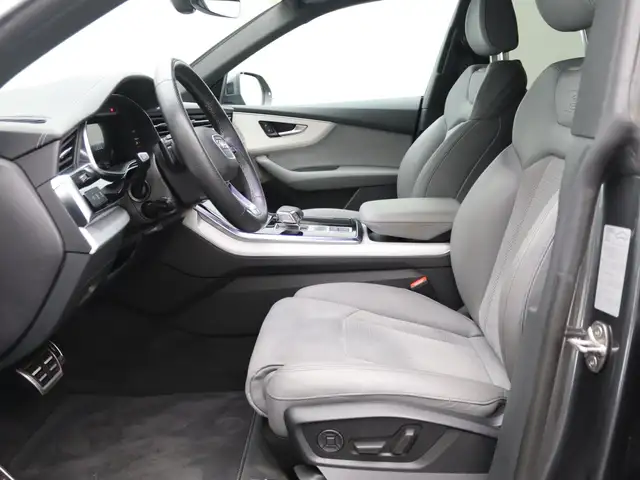 Audi Q8 view 12