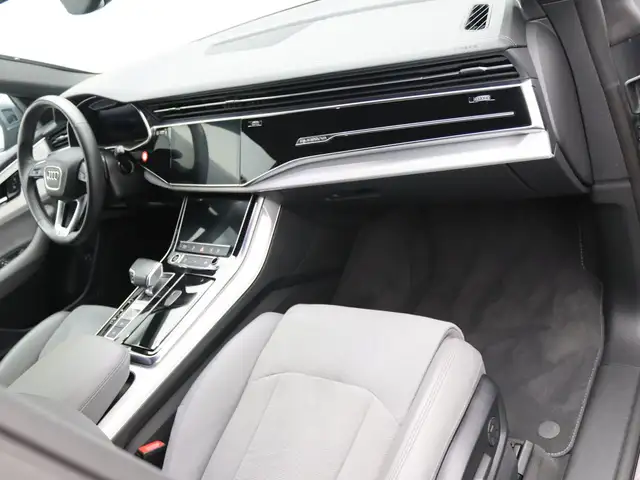 Audi Q8 view 9