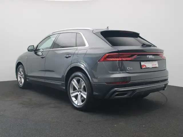 Audi Q8 view 5