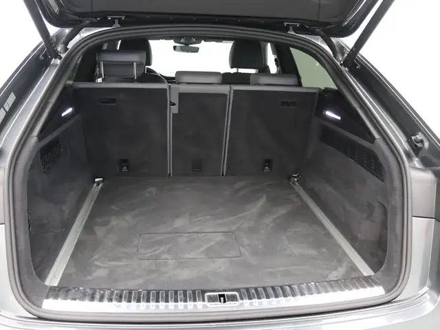 Audi Q8 view 8