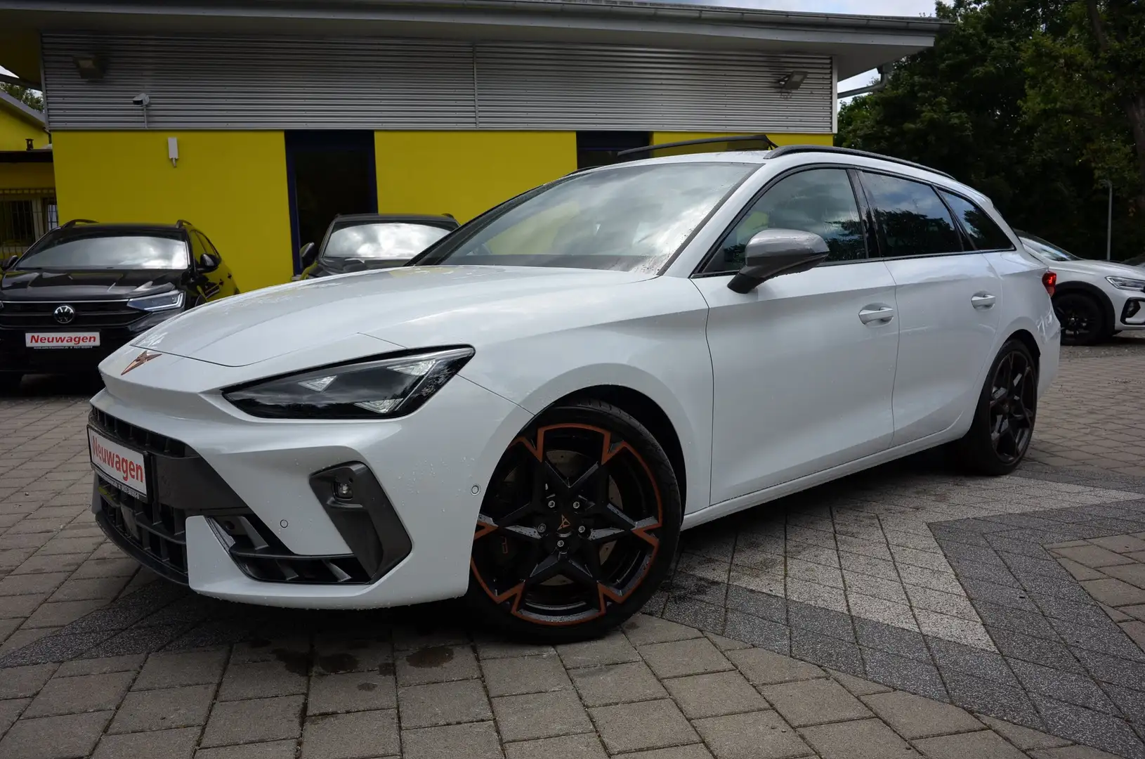 CUPRA Leon ST 2.0 TSI VZ 333 DSG 4x4 5JGAR+PANO+eAHK Weiß - 1