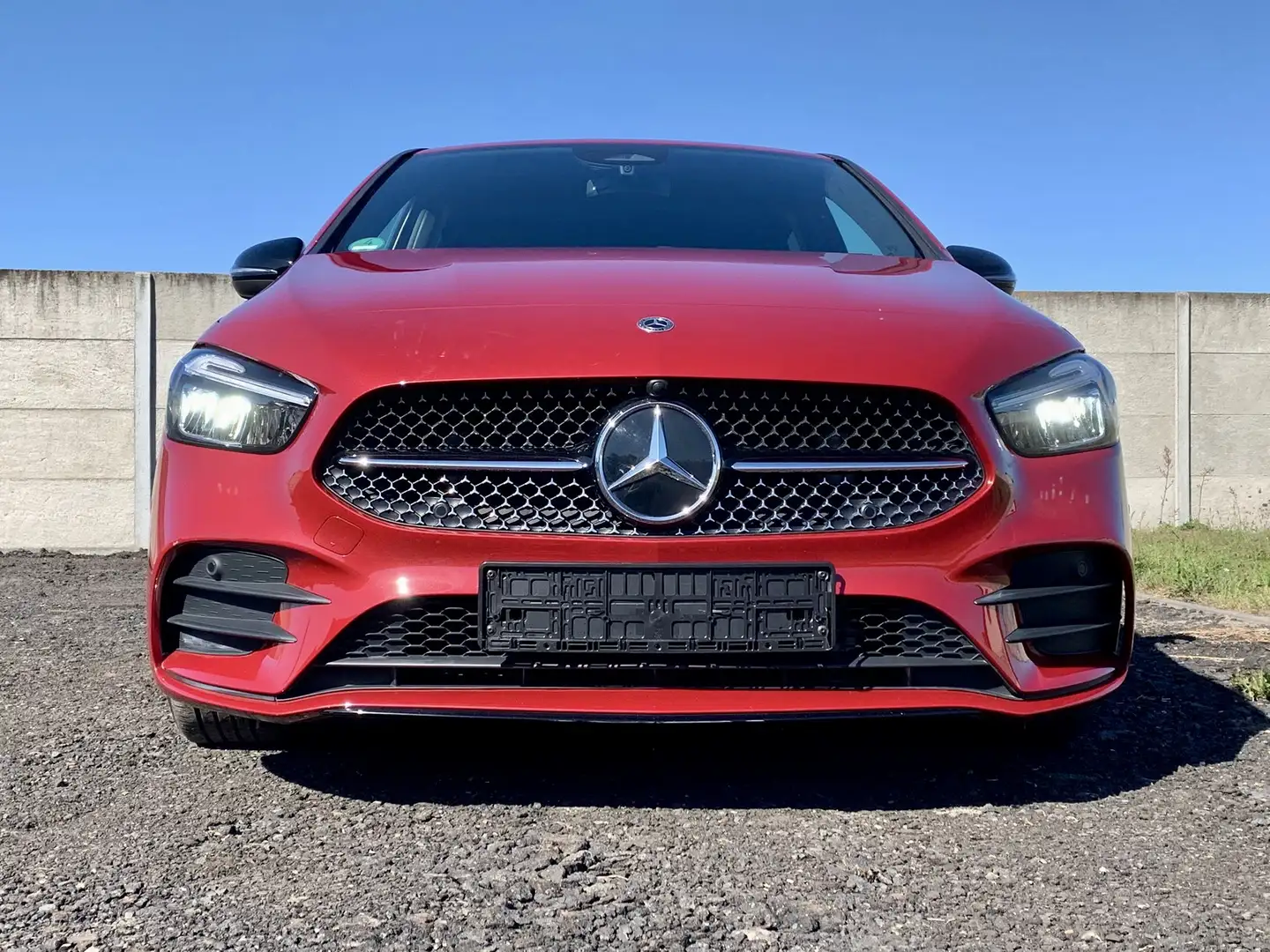 Mercedes-Benz B 220 B 220 AMG 4Matic, AHK, LED,R-Kam.,18 Zoll,Ambiente Rot - 2