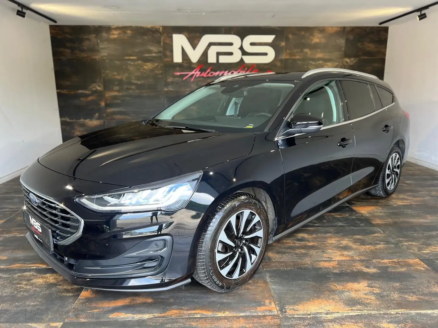 Ford Focus Focus 1.0i * HYBRIDE * CLIM-BIZONE * CARPLAY * GPS Zwart - 1