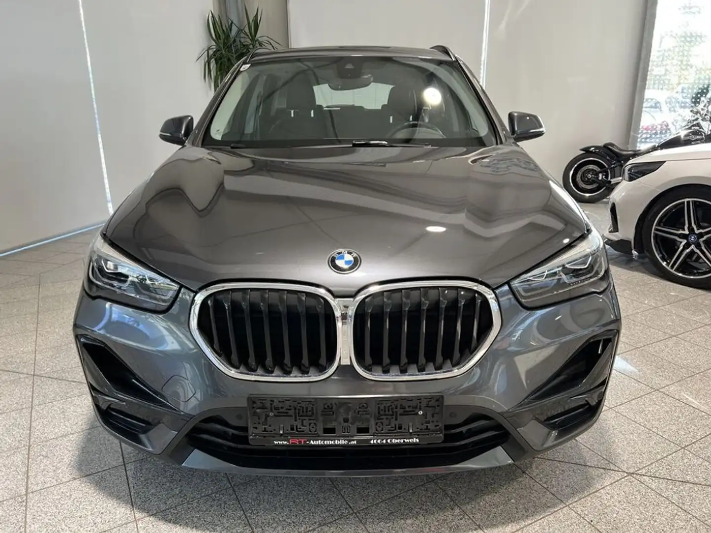 BMW X1 xDrive18d Sport Line Grau - 2