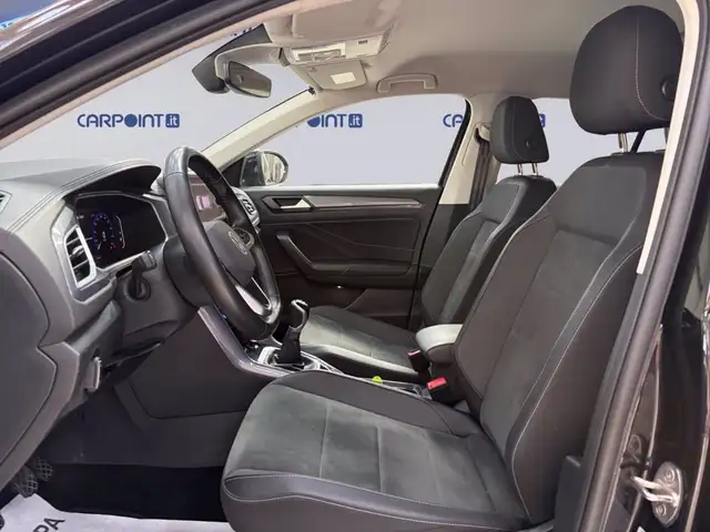 Volkswagen T-Roc view 10
