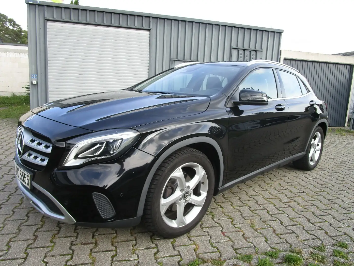 Mercedes-Benz GLA 180 Urban Style Edition Schwarz - 1