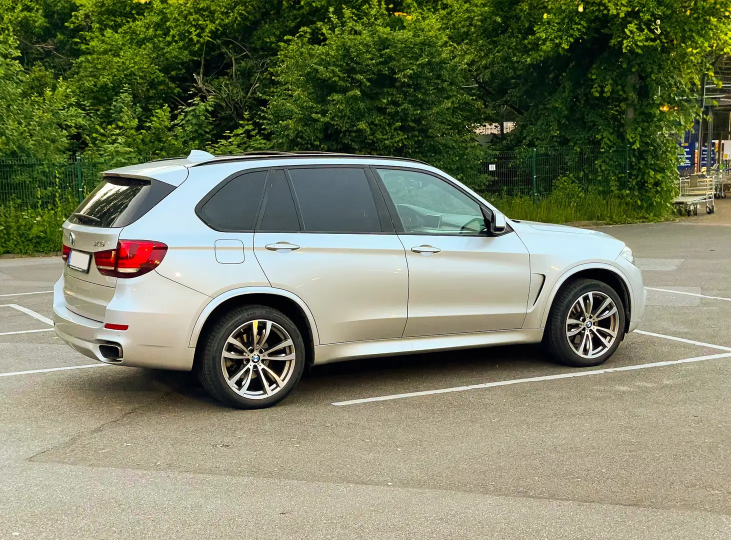 BMW X5 X5 Hybrid iPerf. M-Paket, Pano, HUD, Carplay, ACC srebrna - 2