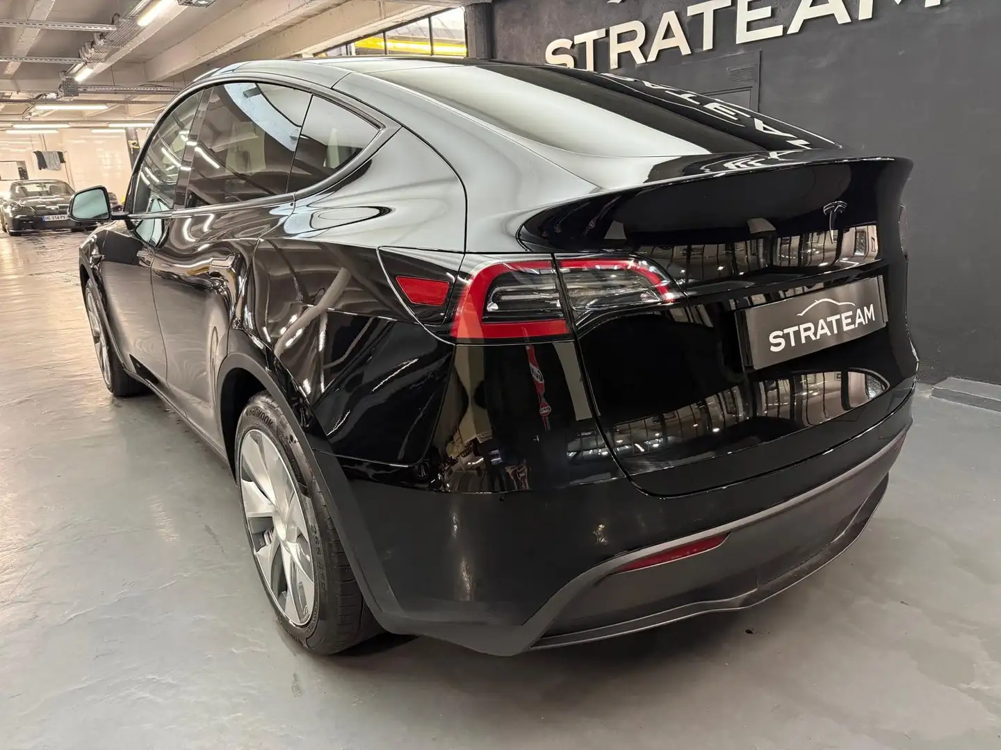 Tesla Model Y 300ch 60KWH STANDARD RWD Schwarz - 2