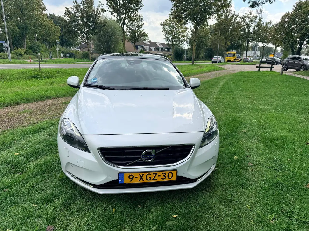 Volvo V40 D.2 Ocean Race Parelmoer wit — photo 1 of 10