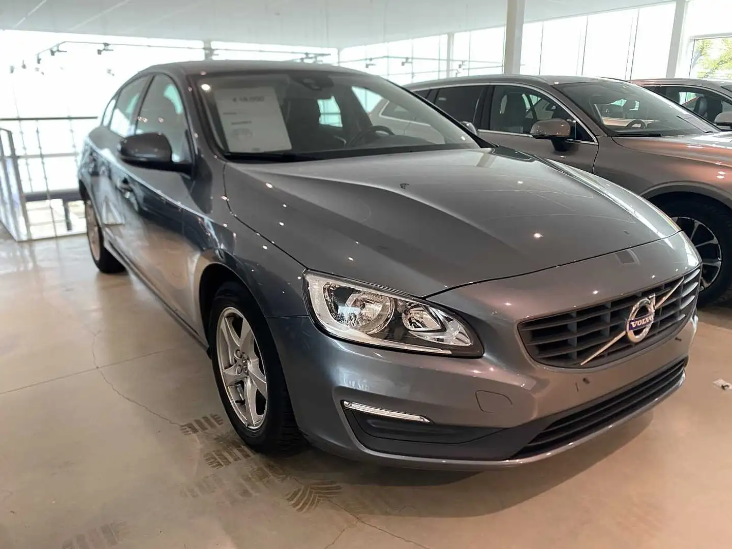 Volvo S60 Kinetic T3 Grijs - 1