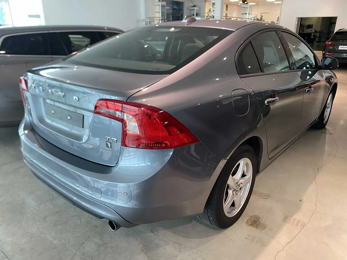 Volvo S60 Kinetic T3 Gris - 2
