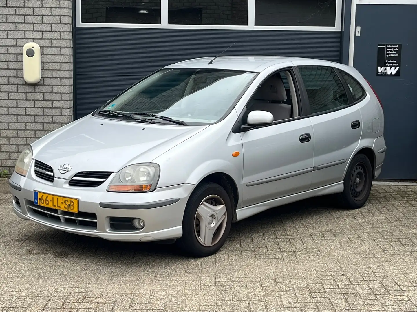 Nissan Almera Tino 1.8 Ambience airco Gris - 1