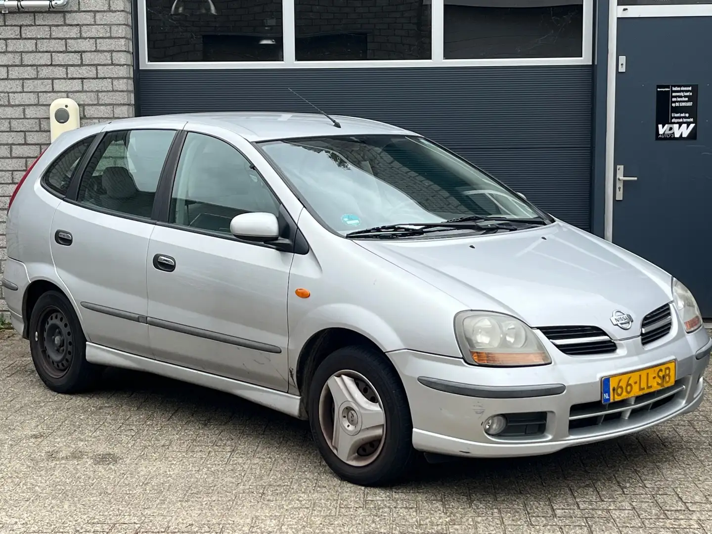 Nissan Almera Tino 1.8 Ambience airco Gris - 2
