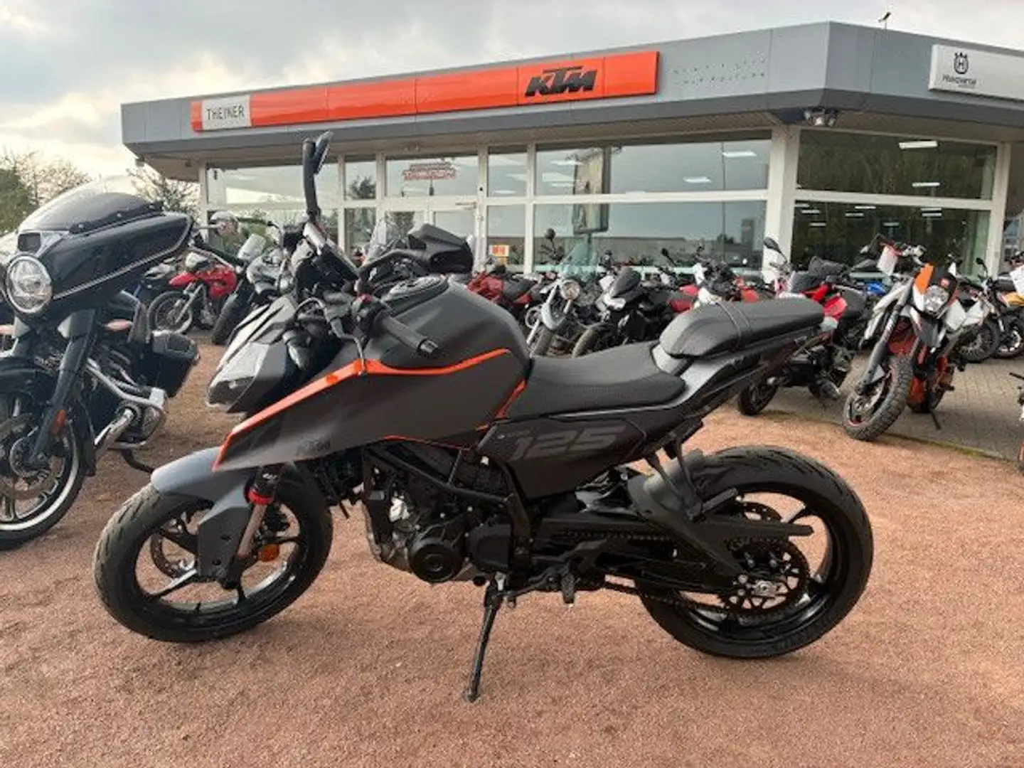 KTM 125 Duke MY24 ab 0,0% Finanzierung Schwarz - 2