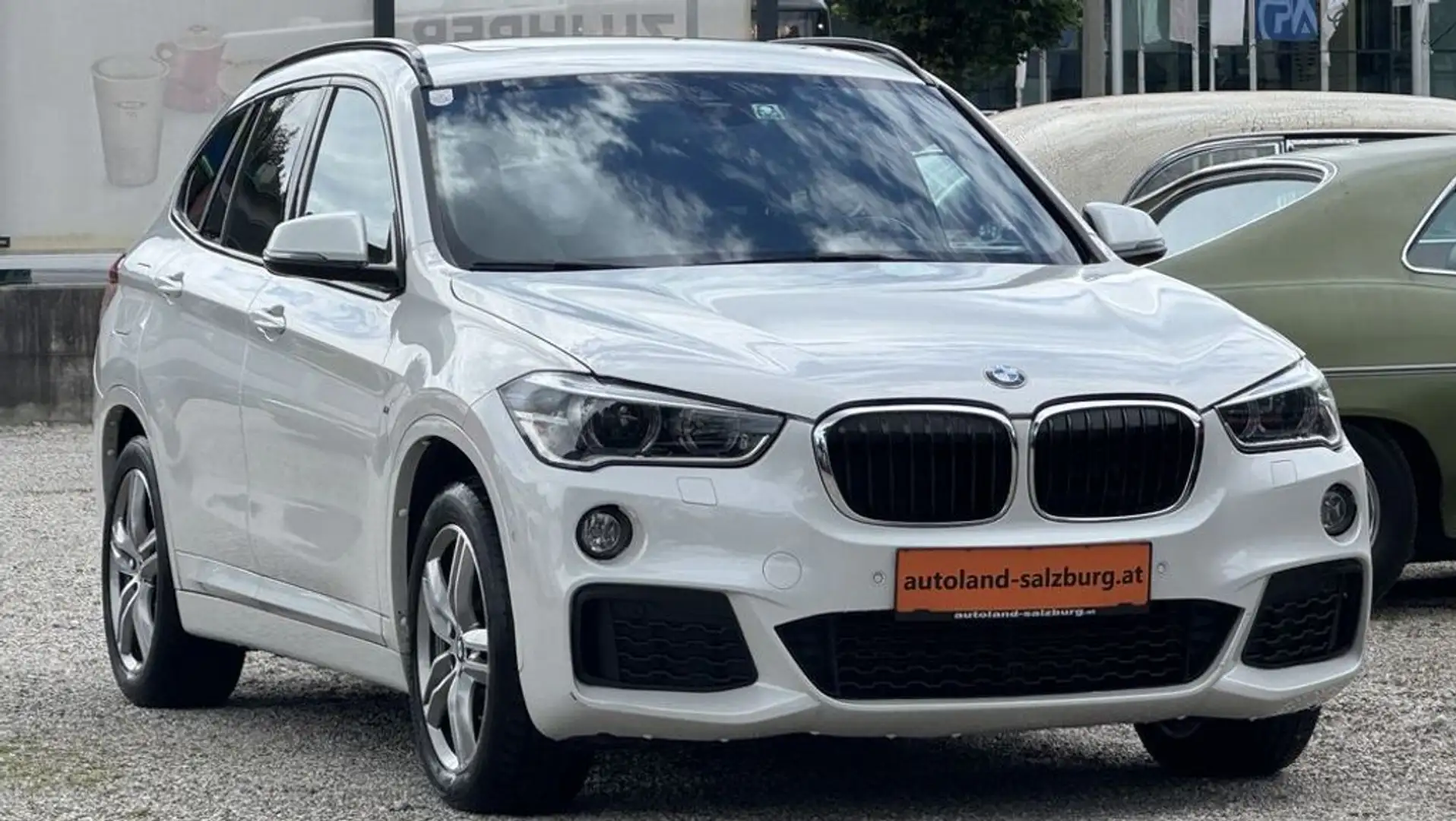 BMW X1 xDrive20d M-Paket *PANO* 8-Fach *NAVI* Weiß - 1