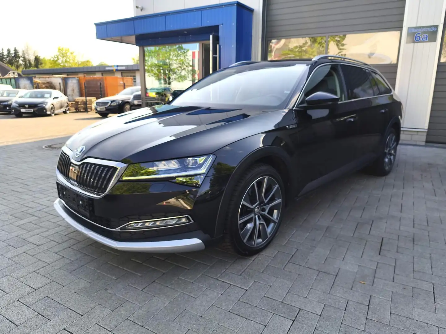 Skoda Superb Combi 4x4 Scout LED/AHK/Kam/VirCo/ACC/Nav Black - 1