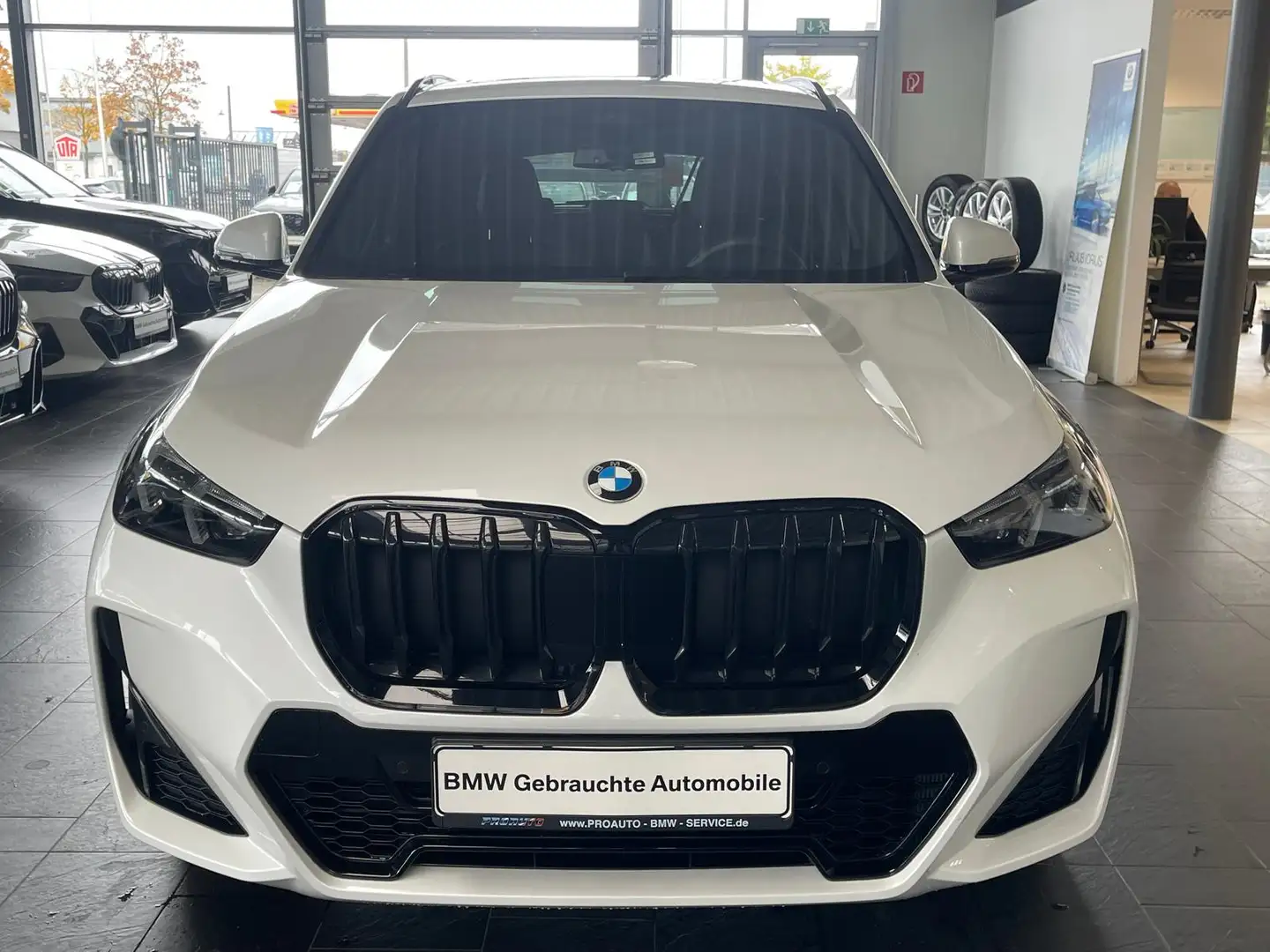 BMW X1 18i sDrive M Sport Pro A-LED/AHK/Pano/19" Weiß - 2