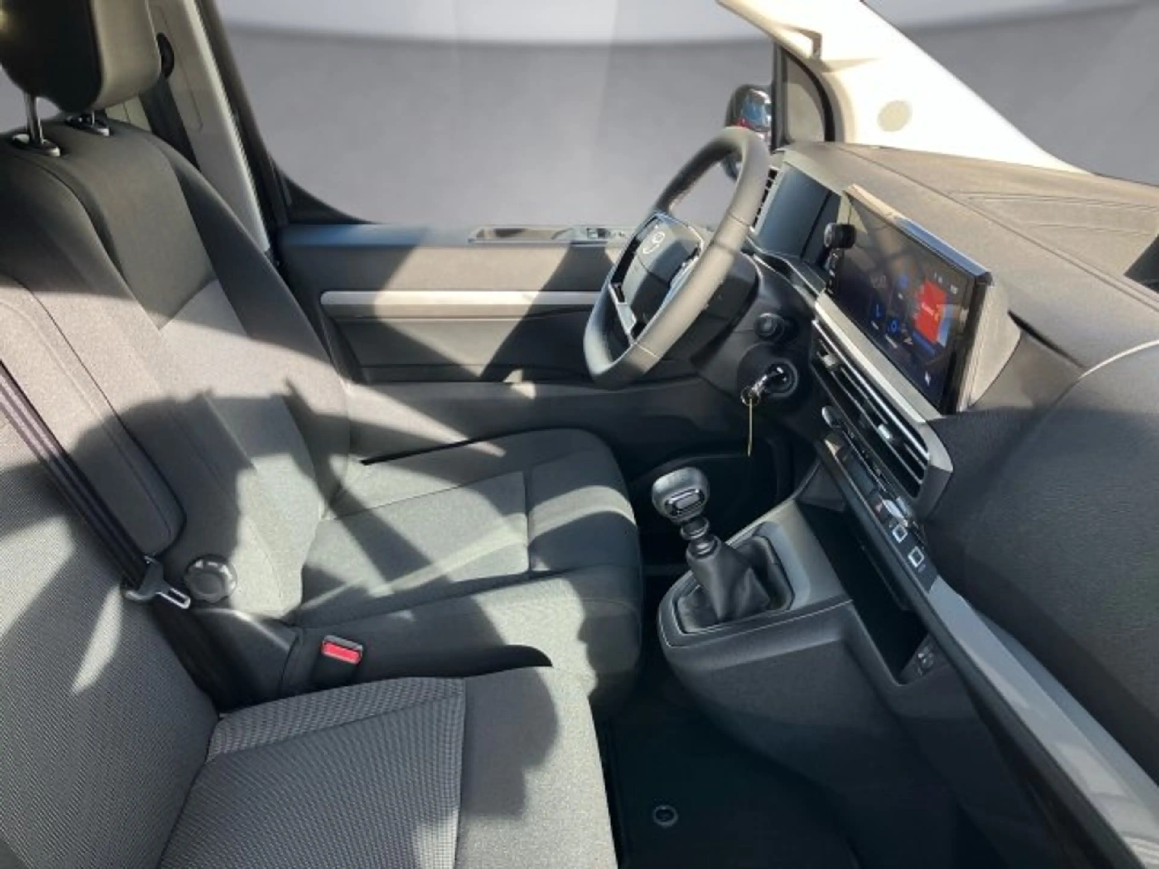 Toyota Proace P Verso 2.2L D150 Active L2 MT — photo 11