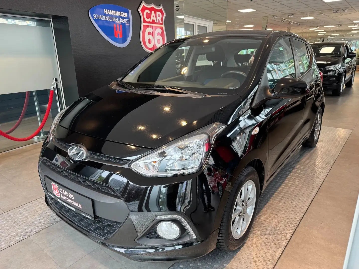 Hyundai i10 YES! / TÜV NEU Schwarz - 1