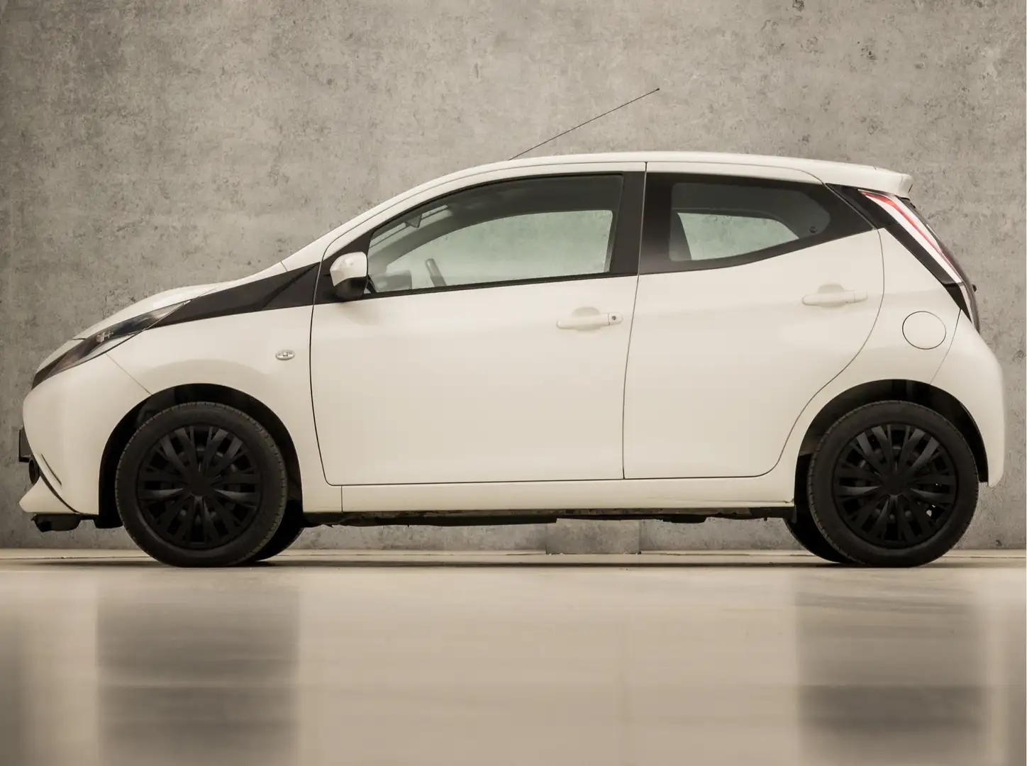 Toyota Aygo 1.0 VVT-i x-play Sport (APPLE CARPLAY, CAMERA, CRU Weiß - 2