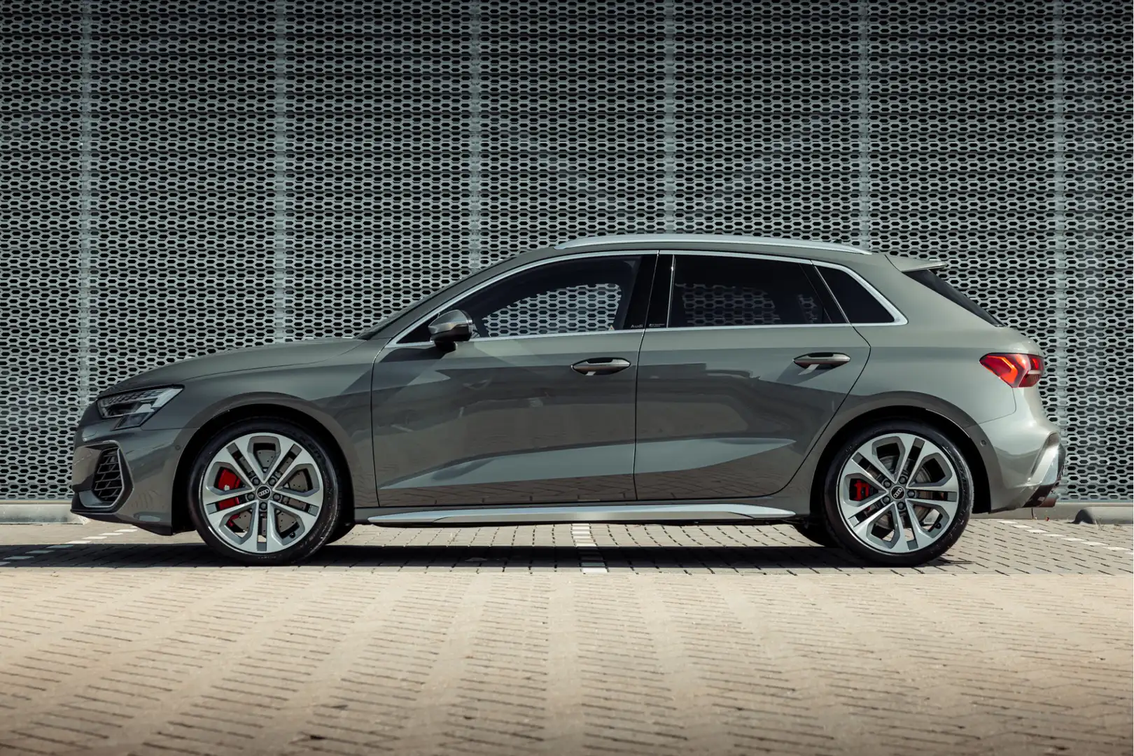Audi S3 Sportback 333 pk quattro S tronic | Akrapovič uitl Gris - 2