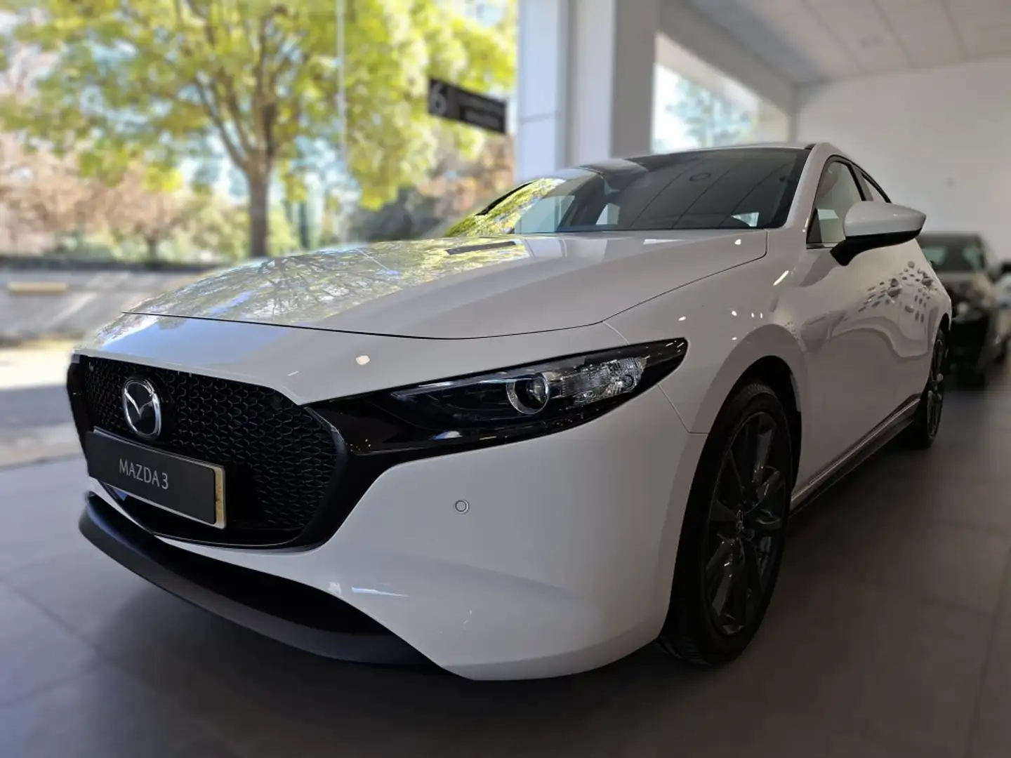 Mazda 3 2.5 e-Skyactiv-G Centre-line Aut. 103kW Weiß - 1