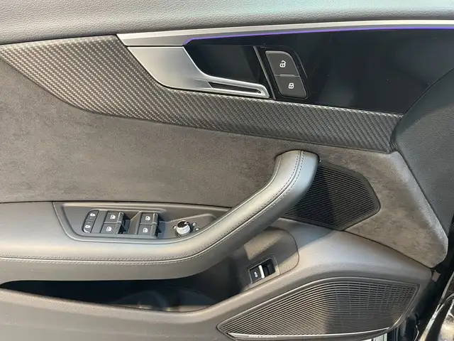 Audi RS4 view 8