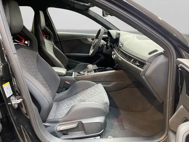 Audi RS4 view 4