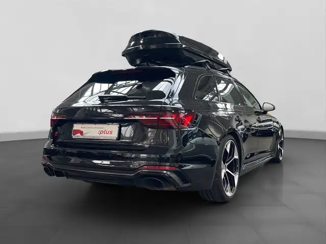 Audi RS4 view 3