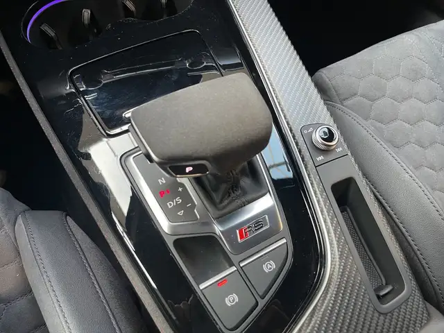 Audi RS4 view 11